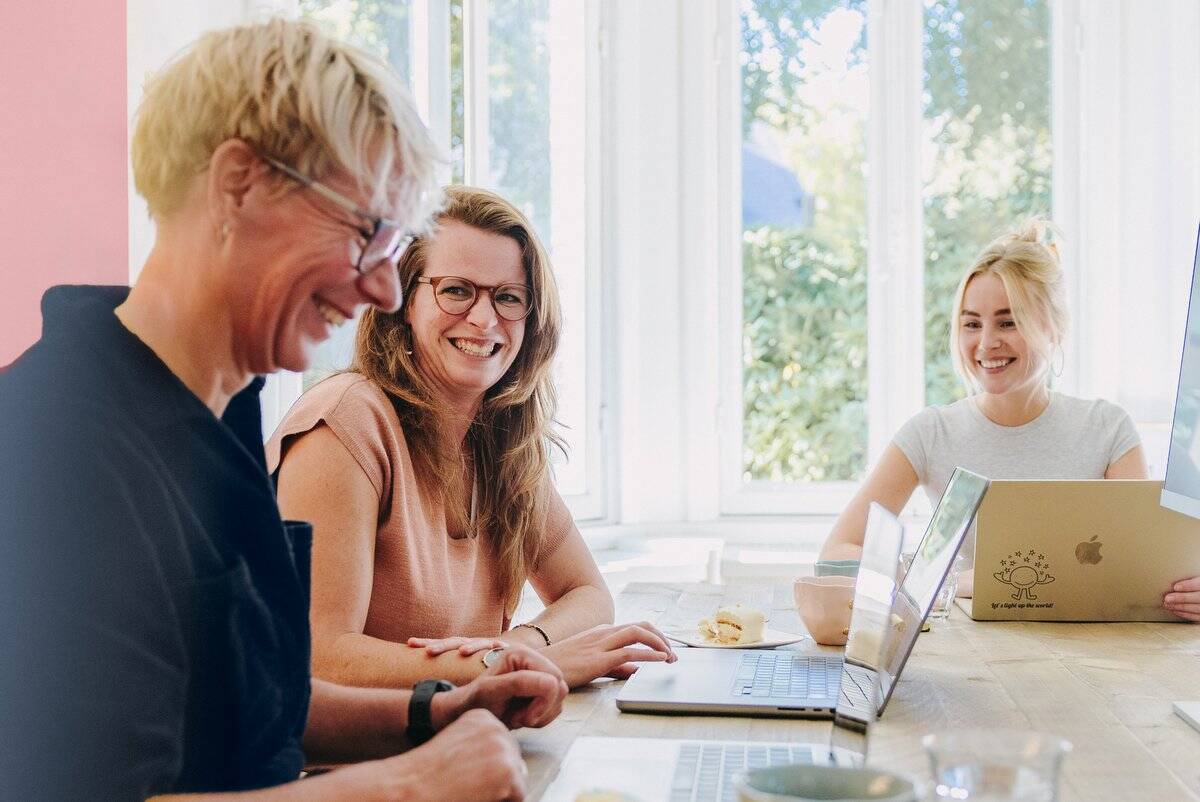 Susan-Layla-Marte-aan de keukentafel-2x3
